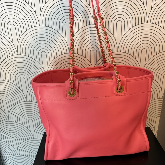 RARE!! Chanel Deauville Medium Tote Bag - Picture 4 of 10